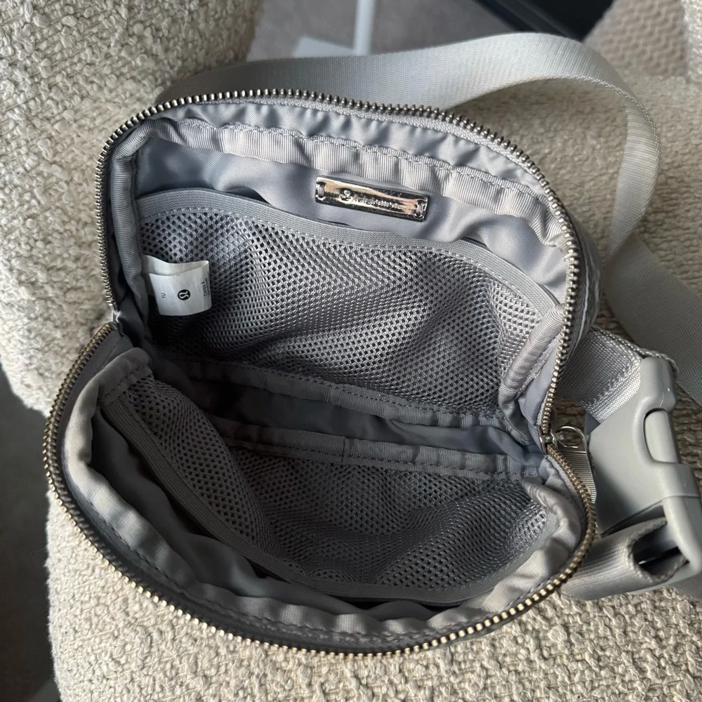 Lululemon Everywhere Belt Bag - Picture 8 of 8